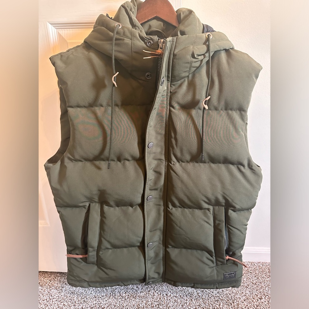 Men’s hooded green vest, size Xl.